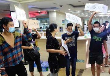 正能量：志愿者在医院献爱心