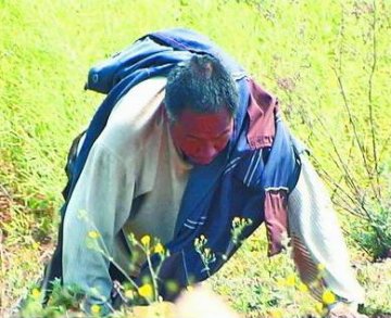 男子22年来受怪病困扰 听见人声就无法走路