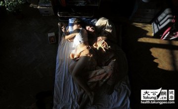 高清：怀孕夫妇的床上姿势
