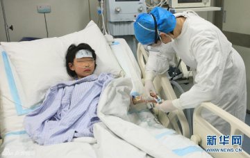 11.北京地坛医院工作人员在ICU病房照顾患者