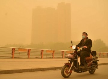 强沙尘天气侵袭新疆库尔勒