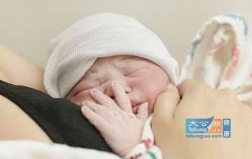 伟大母爱！实拍婴儿出生瞬间