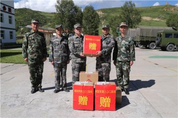 解放军第302医院专家医疗队为官兵送健康