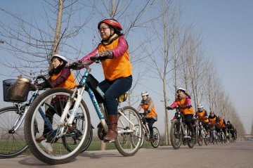 “单车医疗队”践行环保送健康