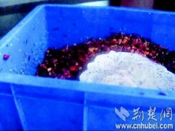 武汉一餐厅剩辣椒回收再上桌 餐具不消毒