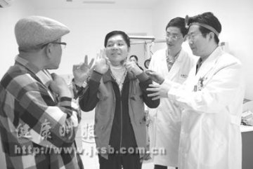 重庆：小手电助患者再发声