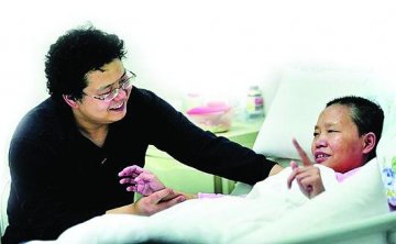 28岁男博士悉心照料唤醒植物人母亲