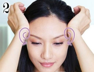2、掌心按摩太阳穴