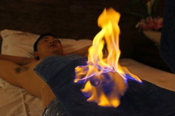 男子一丝不挂体验“火烤活人”
