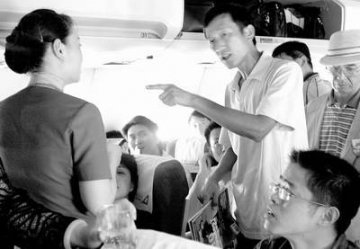 揭秘乘机时空姐不会告诉你的事：空难要陪死