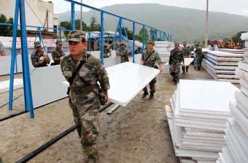 鲁甸地赈灾区第一所板房医院搭建完毕