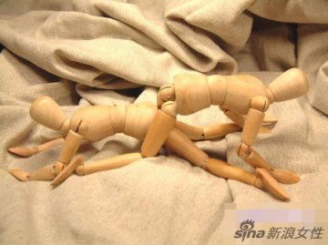 牛人用木偶示范性爱体位