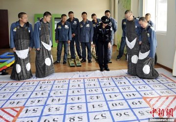 4、民警在为服刑人员做心理疏导游戏