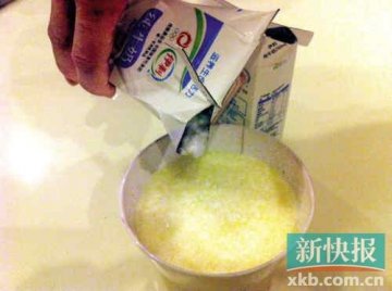 伊利牛奶倒出状似豆腐花 工作人员称属沉淀