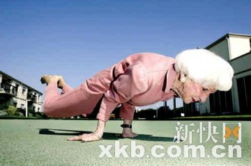 83岁女瑜珈教师能做出各种高难度动作