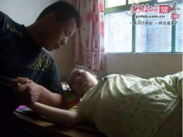 男子娶瘫痪女孩为妻遭质疑 现面临病体生育难关