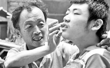 下岗职工照顾脑瘫儿子23年望儿在父亲节叫爸爸