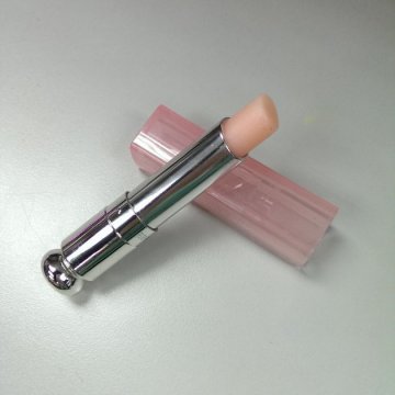 含石腊润唇膏损健康
