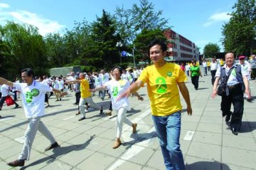 白岩松天热也在坚持走