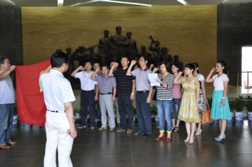 省食品药品监督管理局餐保化安全监督所党支部在平江开展支部活动