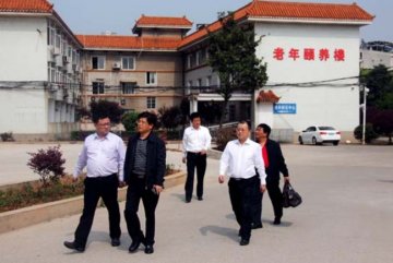 戴德清副市长一行莅临市六医院调研养老二期工程项目建设