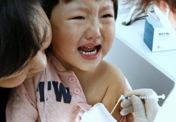 秋季预防流感病毒来袭 市民注射流感疫苗络绎不绝