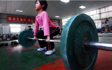 举重的孩子：杠铃下的沉重人生