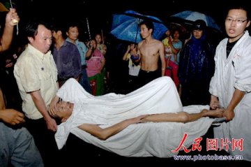老汉住院欠2万医疗费一丝不挂被医院扔路边