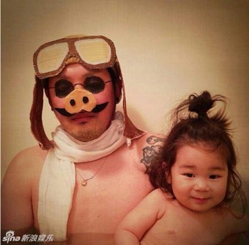 日本父女逗比泡澡照走红