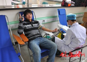 北京市中医学校组织职工参加献血活动