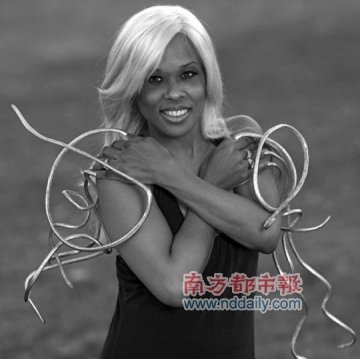女子留18年双手指甲总长6米