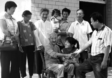 勤劳善良的百岁老人--记安徽省无为县101岁的侯景兰