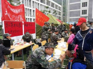 第三军医大学新桥医院抗震救灾医疗队在宝兴县体育场设置义诊点