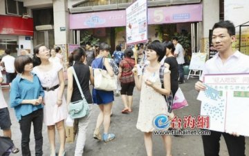 乙肝女街头举牌征