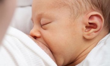 让人动容的母乳喂养温馨时刻