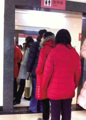 龙年生孩子比春运还挤：凌晨去挂号、建档挤破头