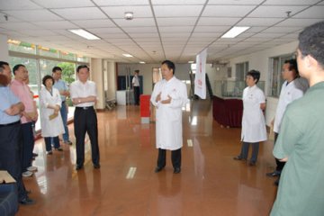附属一院党委组织举行交纳抗震救灾“特殊党费”动员暨现场交纳党费活动