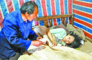 19岁少女瘫痪卧床4年单身养父照顾不离弃