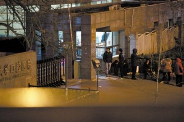 记者暗访代挂号：号贩无惧实名制 患者排4晚未果