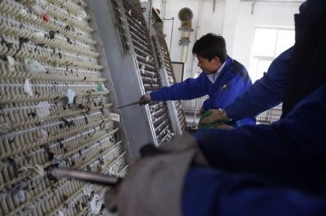 李亚明和工人在清理格栅拦截的垃圾