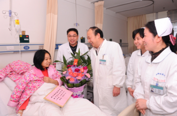 湖北省肿瘤医院党员示范岗奉献爱心 资助贫困姐弟成功手术