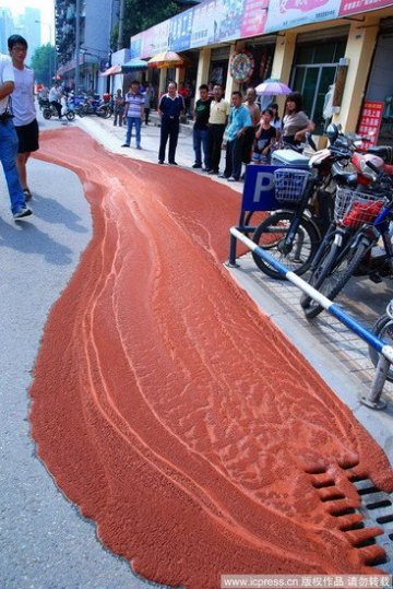 成都闹市路面突然隆起喷出褐色泥浆