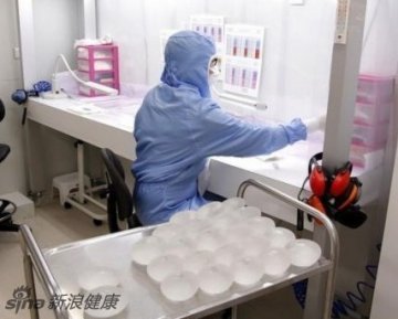 该公司生产数字仿真的乳房硅胶植入物