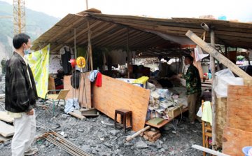 映秀镇卫生院的医务工作者暂时居住的简易帐篷