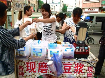 “豆浆姐”诚信博销量 现磨豆浆卫生又营养