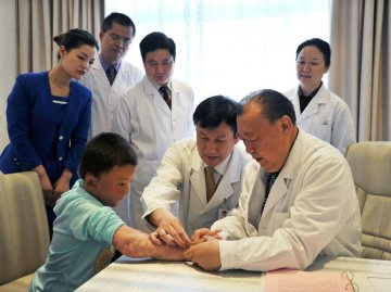 济南鹏爱医院大爱满怀 烧伤救助专家会诊