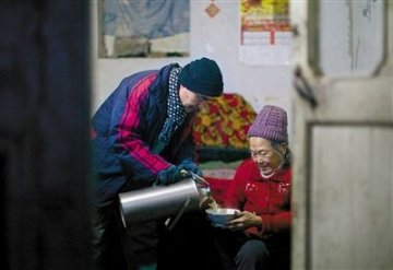 8旬老人自制豆浆免费送村中老人