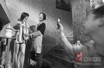牛奶吧用女模特装奶让顾客亲挤图
