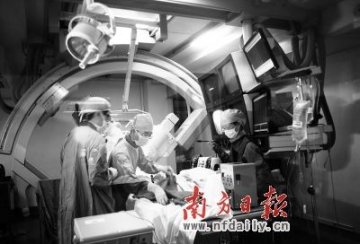医生穿20斤重铅衣在X光射线辐射下手术