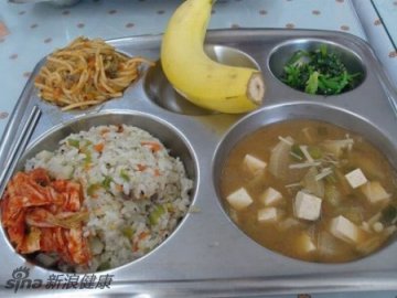 韩国的学生午餐，豆腐汤和香蕉等各类果蔬